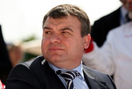 Медведев назвал Сердюкова эффективным министром
