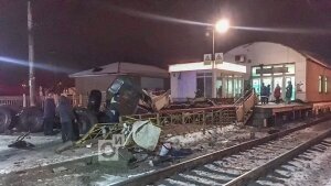 На переезде в Жаворонках поезд протаранил КАМАЗ, движение поездов было остановлено